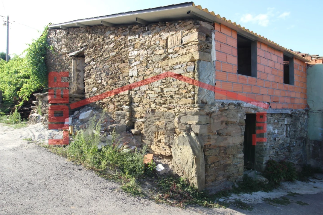 Moradia T2 para Venda em Suçães Foto 2