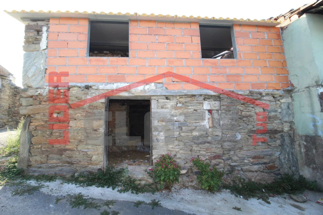 Moradia T2 para Venda em Suçães Foto 5