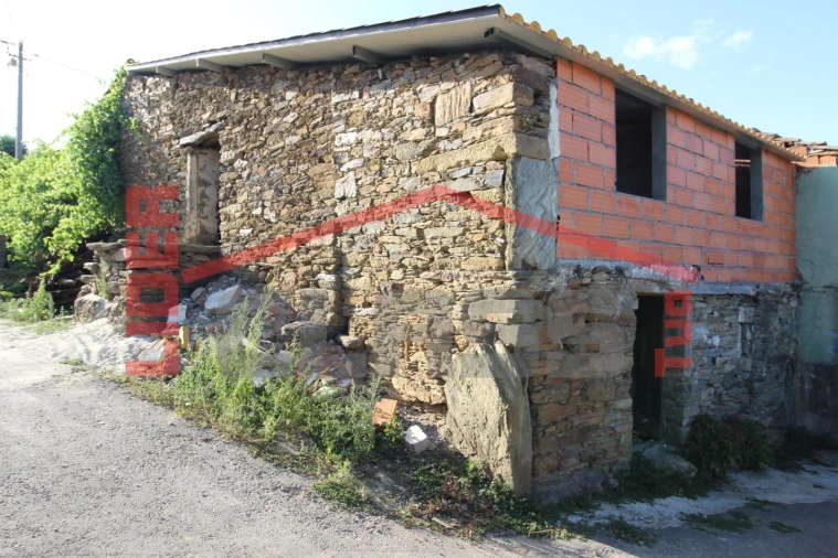 Moradia T2 para Venda em Suçães Foto 2