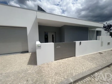 Moradia T4 para Venda em Nadadouro