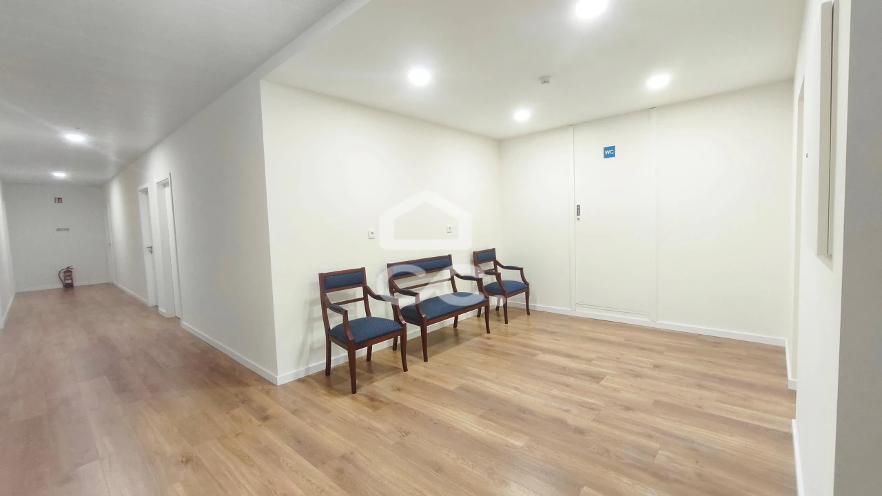 Escritório para Arrendamento em Selho (São Jorge) Foto 9