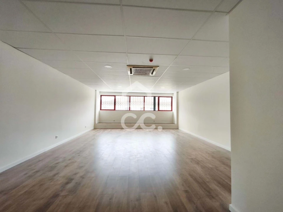 Escritório para Arrendamento em Selho (São Jorge) Foto 1