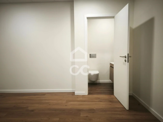 Escritório para Arrendamento em Selho (São Jorge) Foto 7