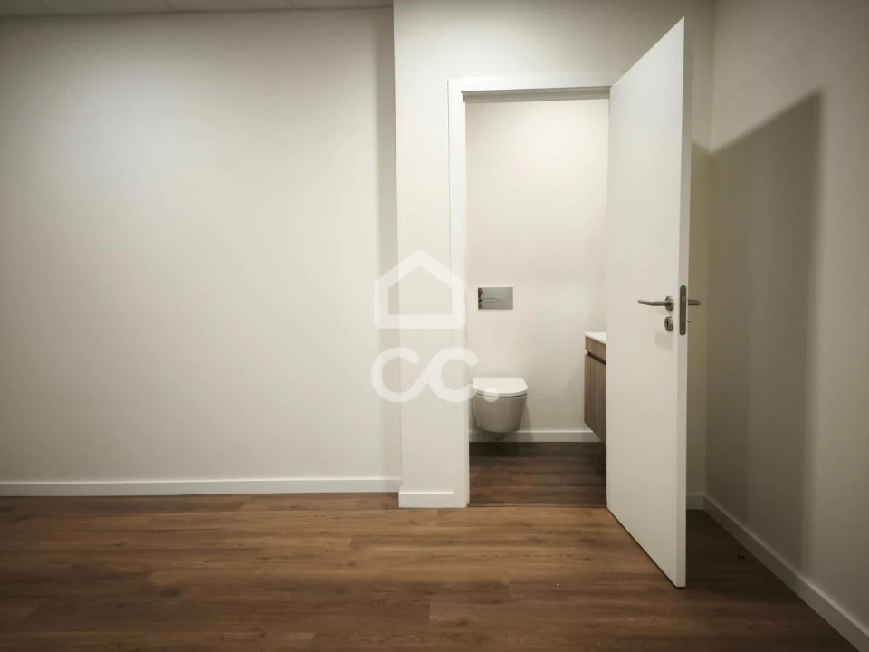 Escritório para Arrendamento em Selho (São Jorge) Foto 7