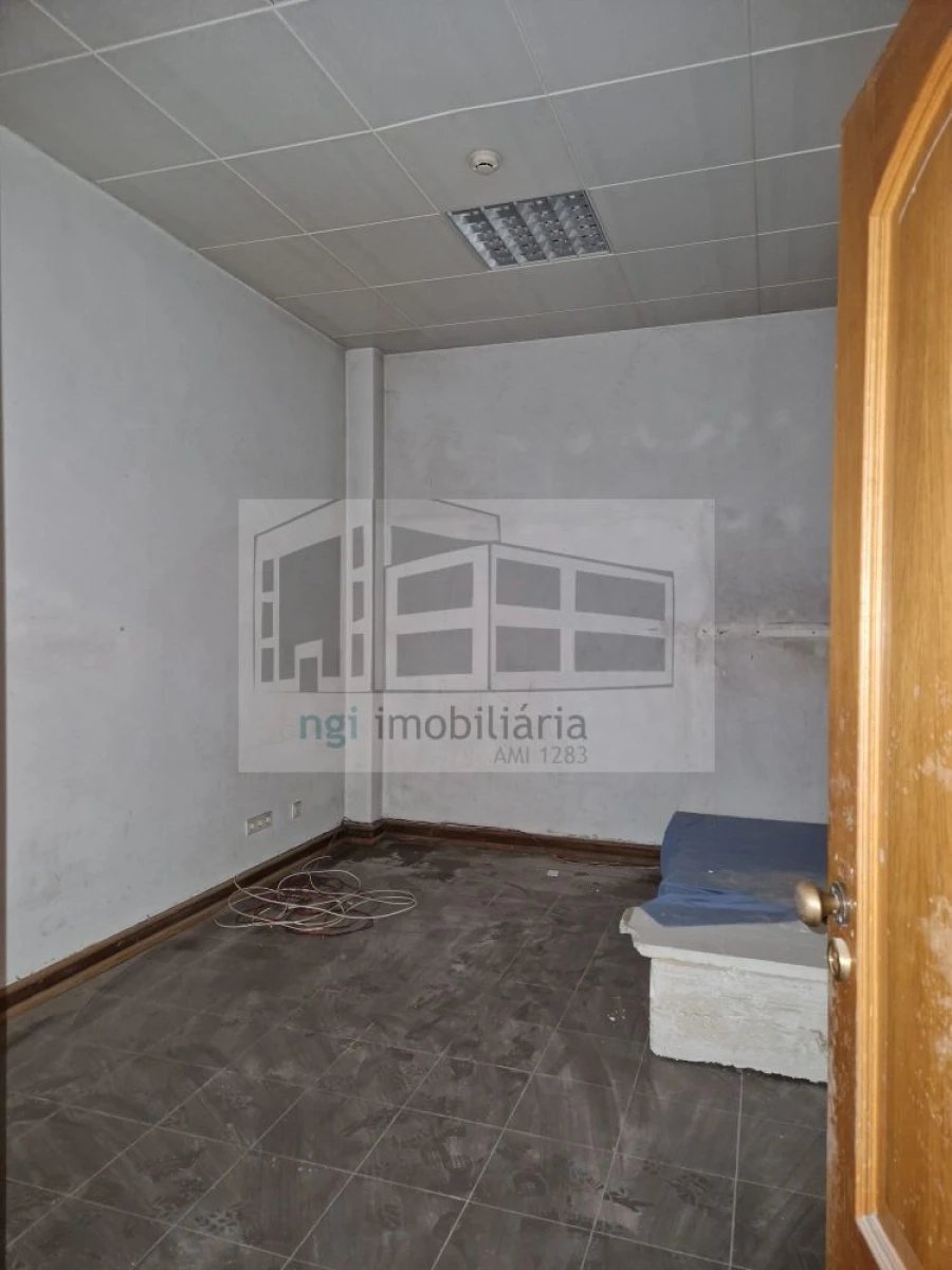 Loja para Venda em Vialonga Foto 33