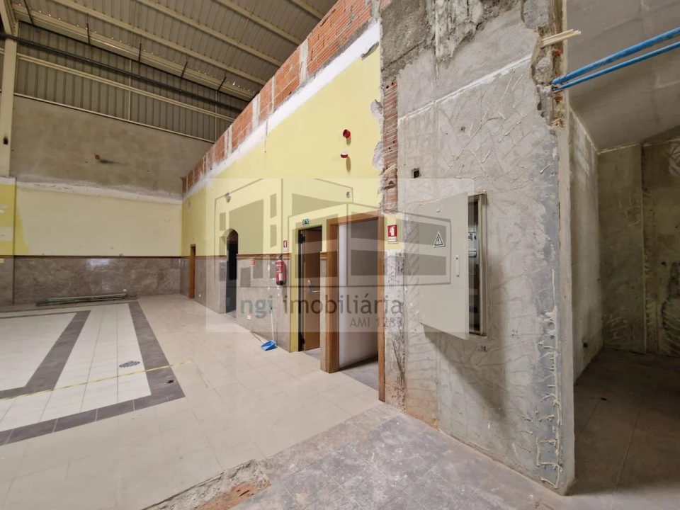 Loja para Venda em Vialonga Foto 15