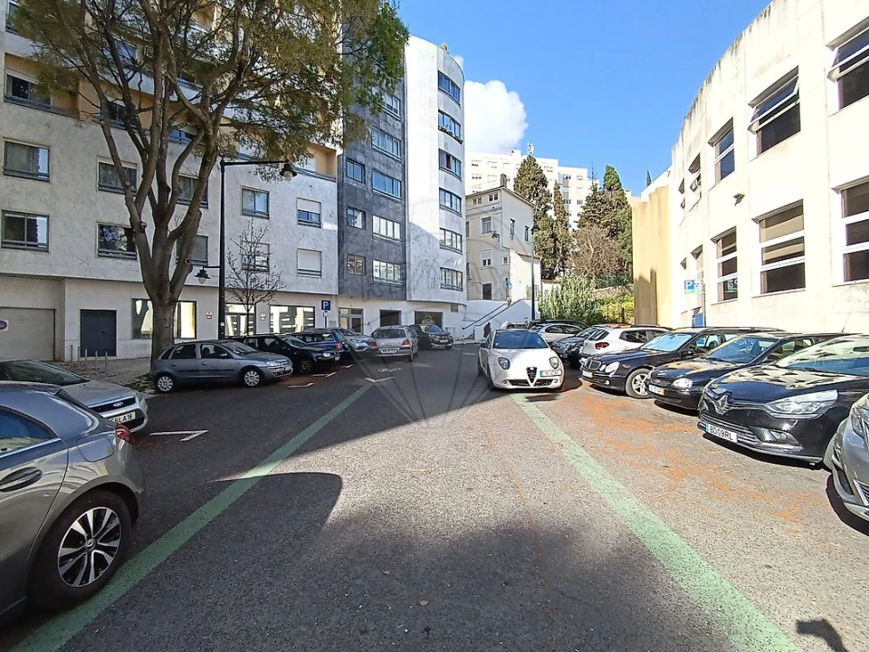 Apartamento T2 para Arrendamento em Campo de Ourique Foto 9