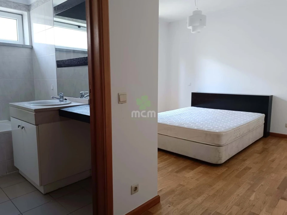 Apartamento T2 para Arrendamento em São Martinho Foto 5