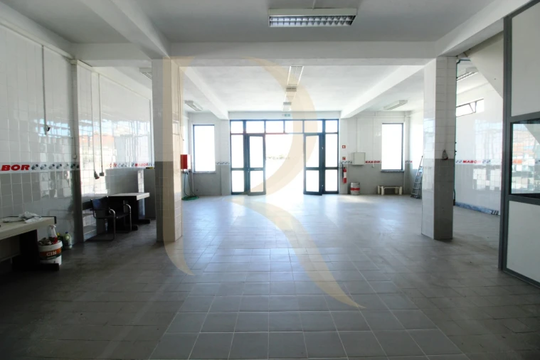 Armazém para Arrendamento em Fernao Ferro