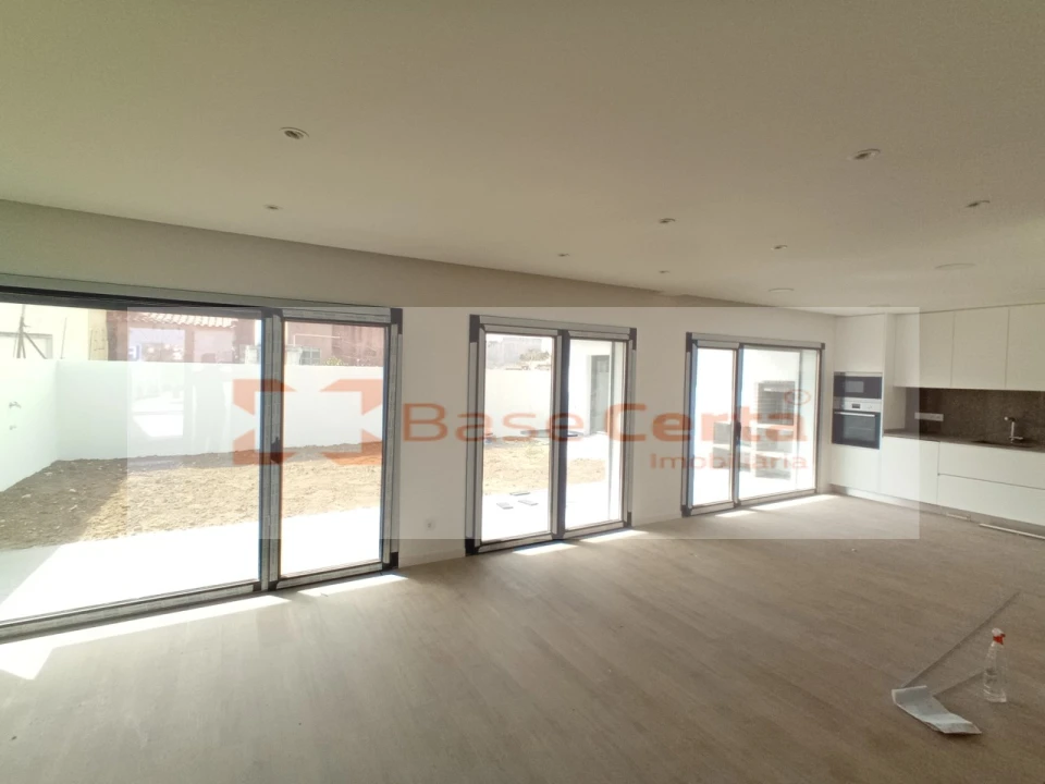 Moradia T4 para Venda em Santa Iria de Azoia, São João da Talha e Bobadela Foto 4