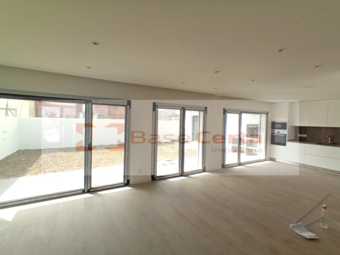 Moradia T4 para Venda em Santa Iria de Azoia, São João da Talha e Bobadela Foto 4