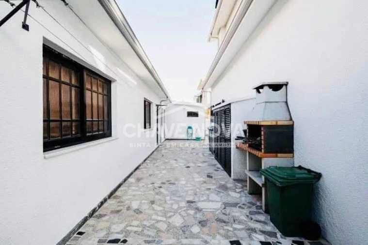 Moradia T4 para Venda em Vilar de Andorinho Foto 22