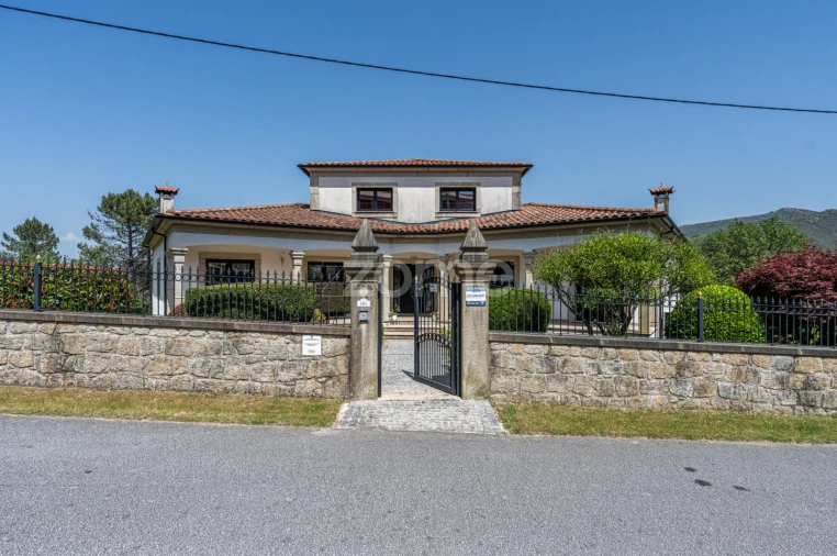 Moradia T6 para Venda em Azias