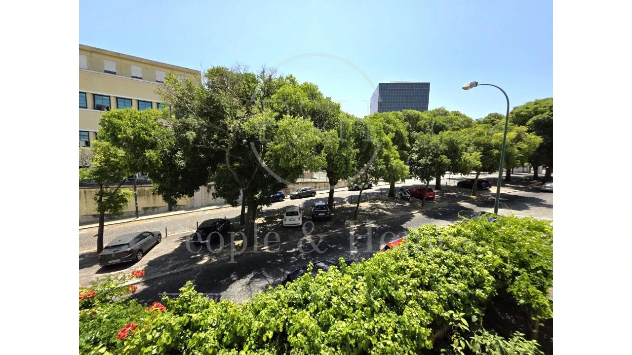 Moradia T7 para Venda em Areeiro Foto 1