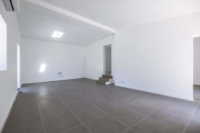 Moradia T6 para Venda em Santa Barbara de Nexe