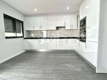 Apartamento T3 para Venda em Quelfes