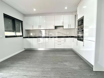 Apartamento T3 para Venda em Quelfes