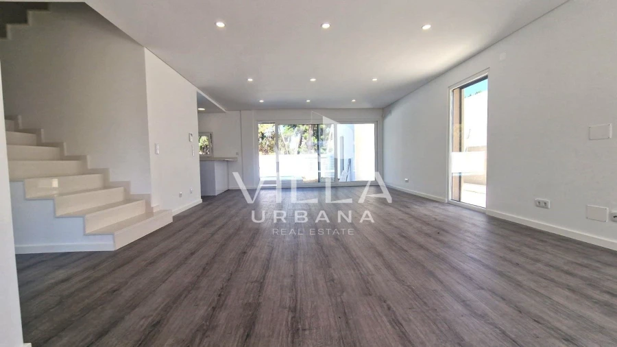 Moradia T4 para Venda em Fernao Ferro Foto 1