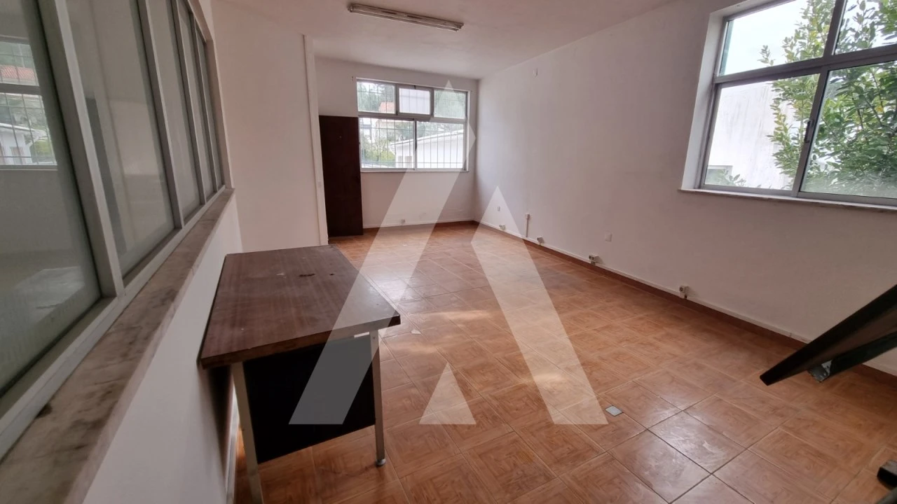 Prédio para Venda em Parceiros e Azoia Foto 34