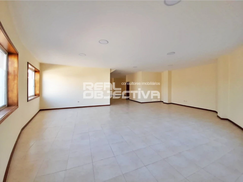 Loja para Arrendamento em Vila Chã Foto 1