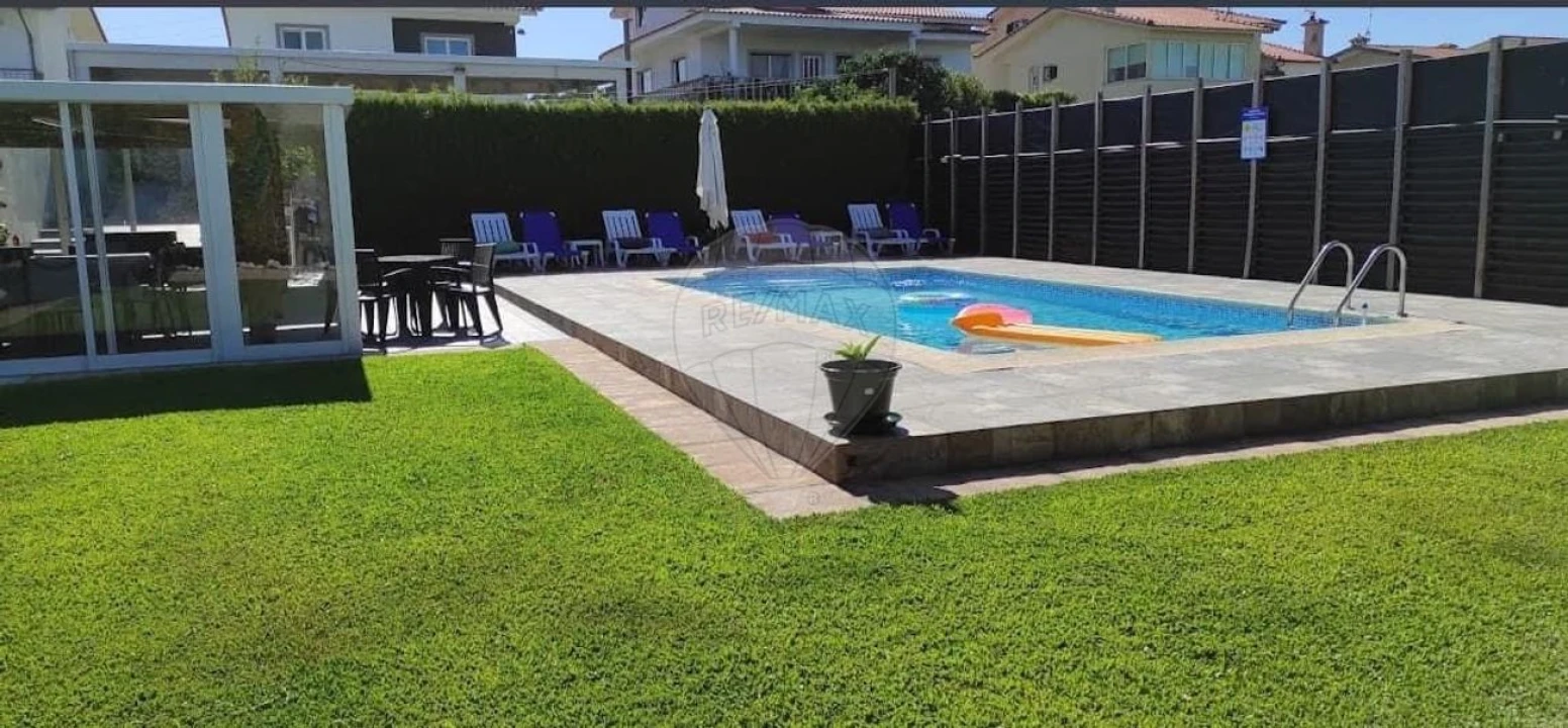 Moradia T4 para Venda em Rio Mau e Arcos Foto 1