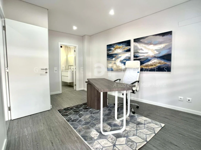 Apartamento T4 para Venda em Quelfes