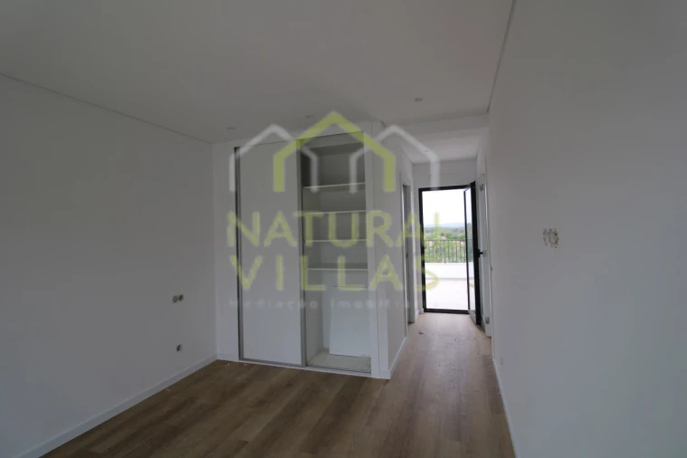 Moradia T3 para Venda em Armação de Pera Foto 11