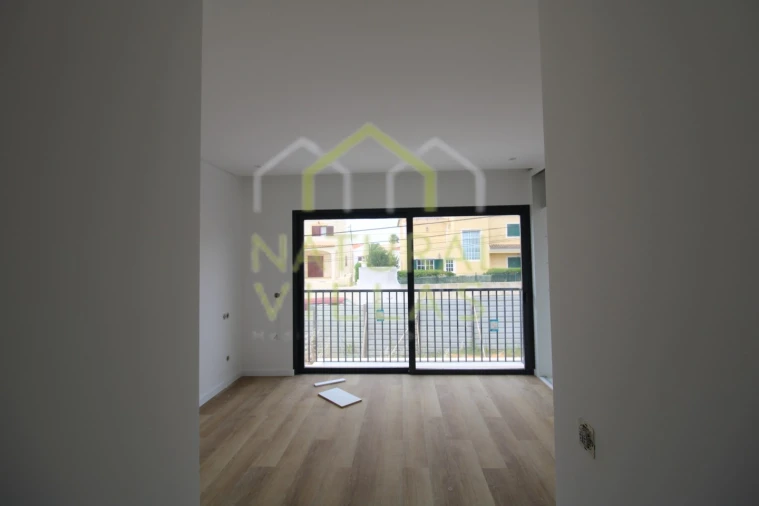 Moradia T3 para Venda em Armação de Pera Foto 9