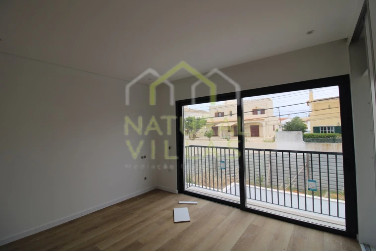 Moradia T3 para Venda em Armação de Pera Foto 7