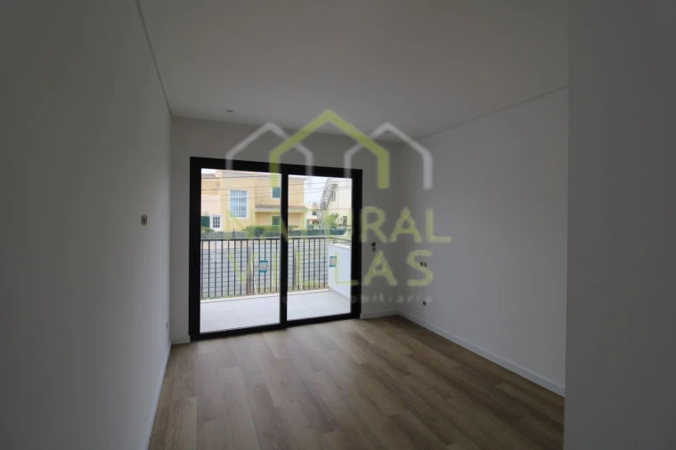 Moradia T3 para Venda em Armação de Pera Foto 11