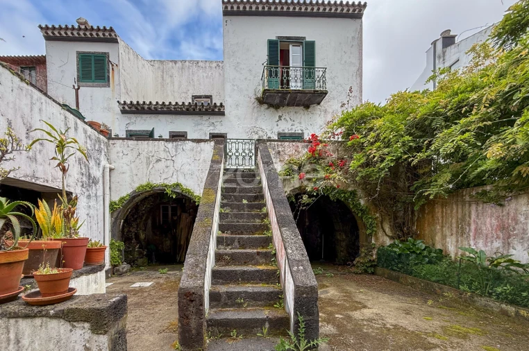 Moradia T7 para Venda em Ponta Delgada (São Sebastião) Foto 1