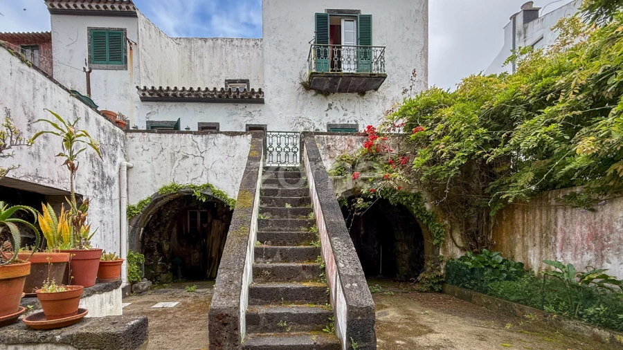 Moradia T7 para Venda em Ponta Delgada (São Sebastião)
