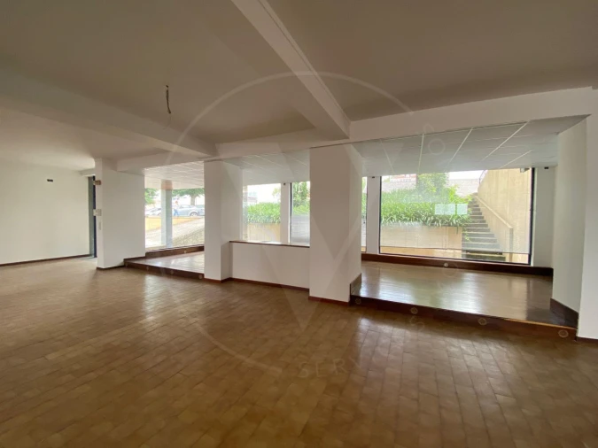 Loja para Arrendamento em Nossa Senhora da Conceição, São Pedro e São Dinis Foto 2