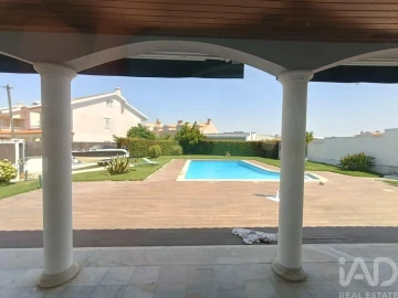 Moradia T4 para Venda em Charneca de Caparica e Sobreda