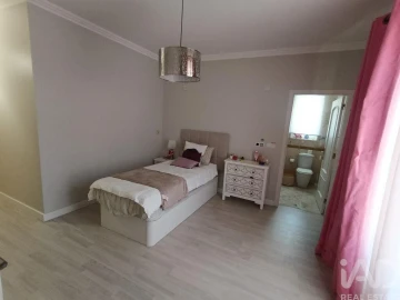 Moradia T4 para Venda em Charneca de Caparica e Sobreda