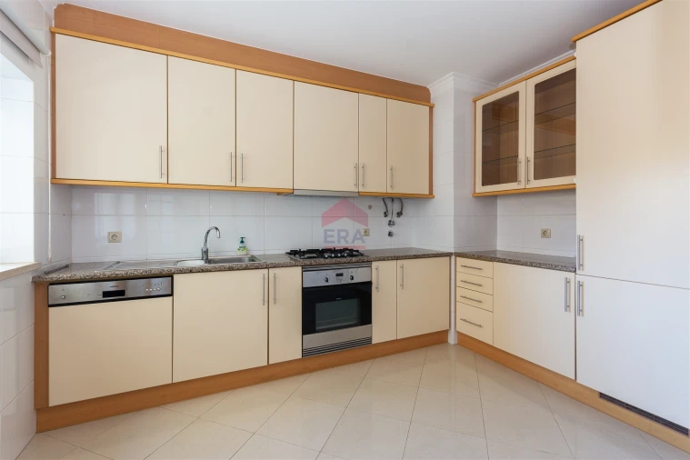 Apartamento T3 para Venda em Quarteira Foto 6