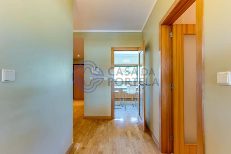 Moradia T4 para Venda em Milheiros Foto 4