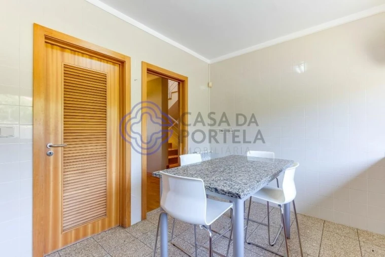 Moradia T4 para Venda em Milheiros Foto 9