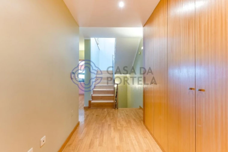 Moradia T4 para Venda em Milheiros Foto 2