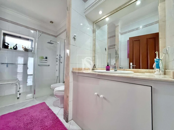 Moradia T4 para Venda em Requião Foto 6