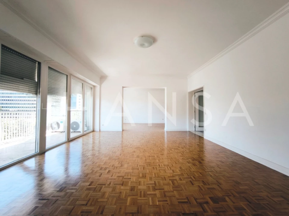 Apartamento T4 para Arrendamento em Santo António Foto 1