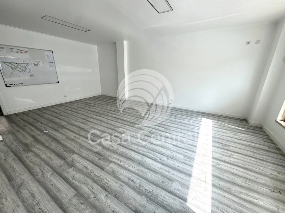 Loja para Venda em Santo António dos Cavaleiros e Frielas Foto 19