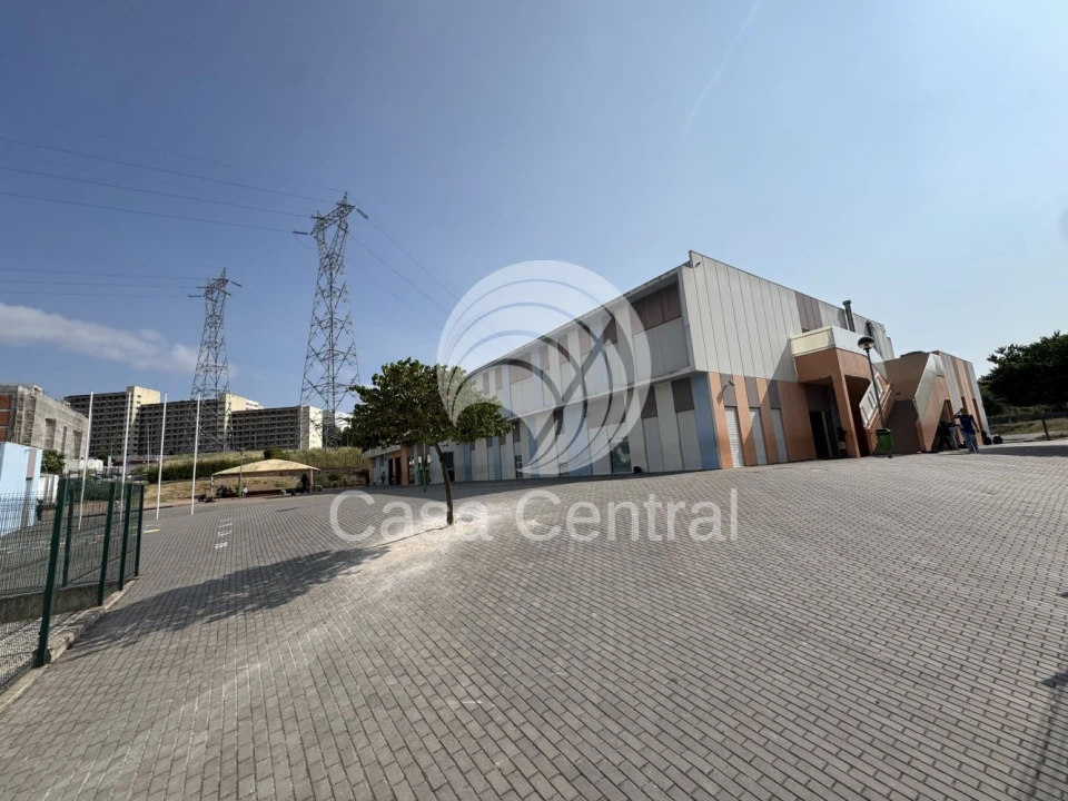 Loja para Venda em Santo António dos Cavaleiros e Frielas Foto 29