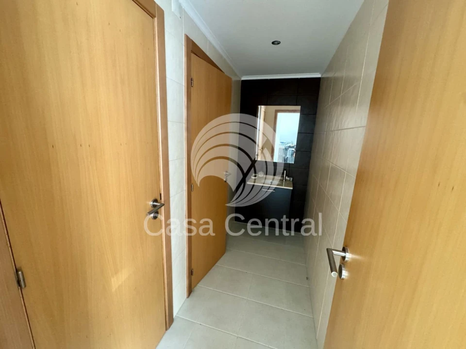 Loja para Venda em Santo António dos Cavaleiros e Frielas Foto 13