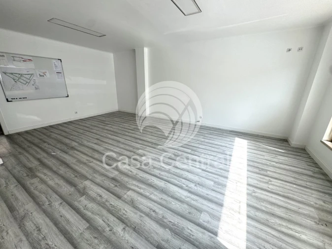 Loja para Venda em Santo António dos Cavaleiros e Frielas Foto 19