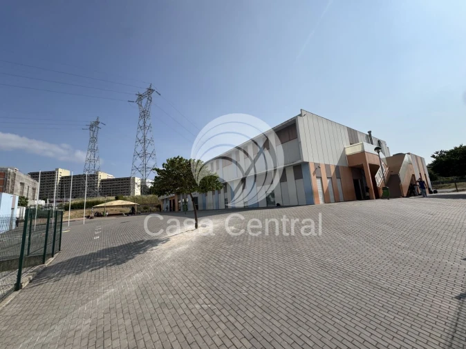 Loja para Venda em Santo António dos Cavaleiros e Frielas Foto 29