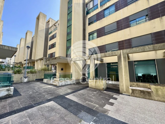 Loja para Venda em Santo António dos Cavaleiros e Frielas Foto 24