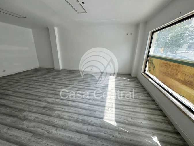 Loja para Venda em Santo António dos Cavaleiros e Frielas Foto 17