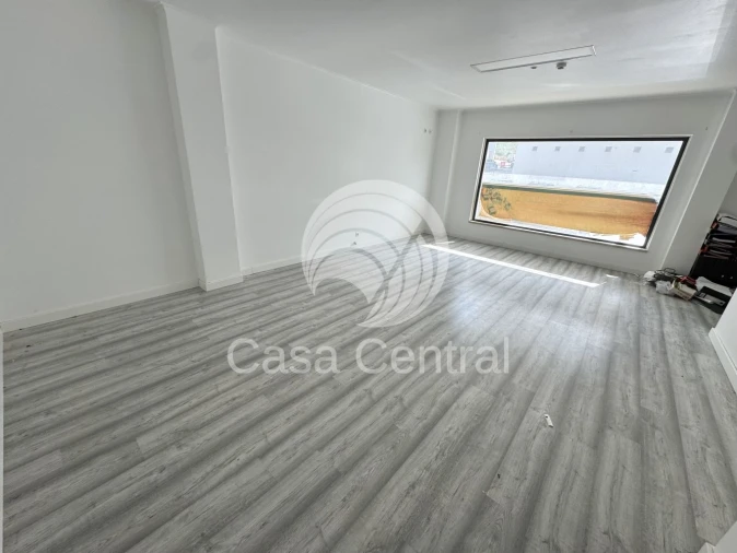 Loja para Venda em Santo António dos Cavaleiros e Frielas Foto 9