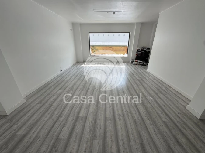 Loja para Venda em Santo António dos Cavaleiros e Frielas Foto 3